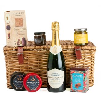 La Garde Ecossaise Champagne, Cheese &amp; Nibbles Luxury Hamper