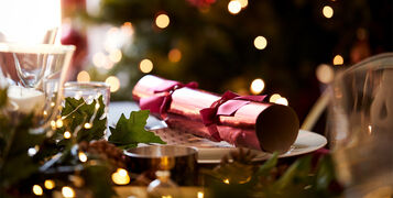 Close,Up,Of,Christmas,Table,Setting,With,A,Christmas,Cracker