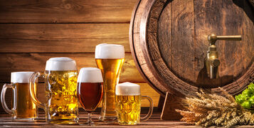 Oktoberfest,Beer,Barrel,And,Beer,Glasses,With,Wheat,And,Hops