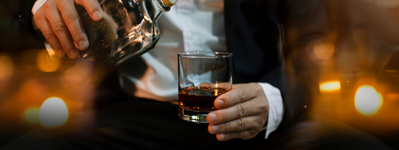 Closeup,Businessmen,Holding,A,Glass,Of,Whiskey