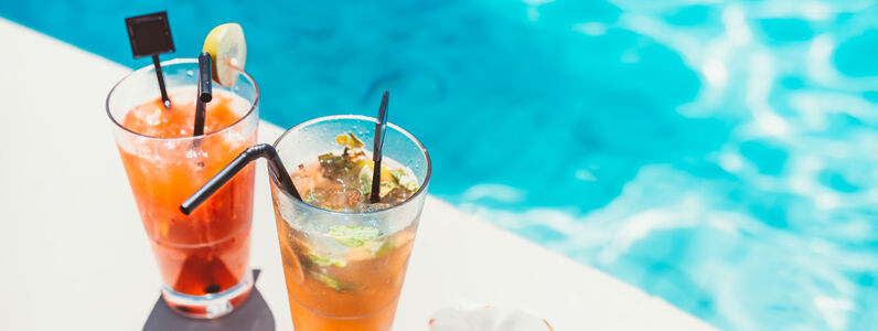 Poolside,Symmetric,Cocktails,Served,Cold,At,Pool,Bar,With,Mojito