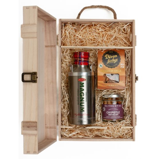 Magnum Whisky Cream Liqueur &amp; Luxury Nibbles Wooden Gift Box Set
