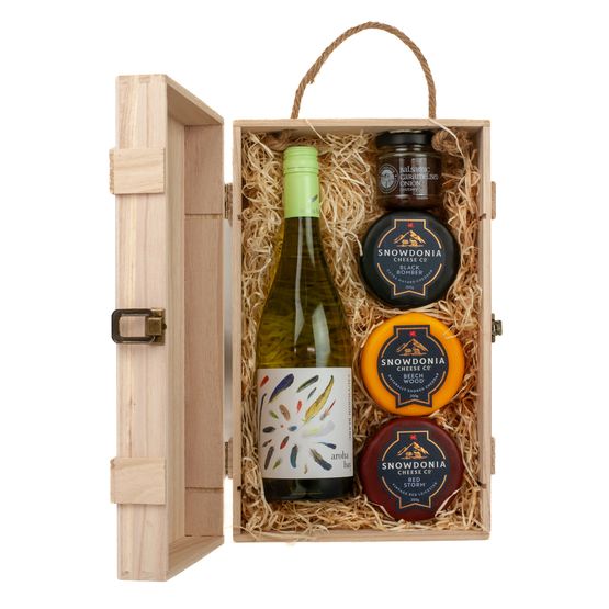 Aroha Bay Sauvignon Blanc White Wine, Snowdonia Cheese &amp; Chutney Gift Box