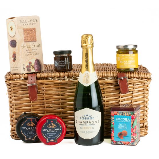 La Garde Ecossaise Champagne, Cheese &amp; Nibbles Luxury Hamper